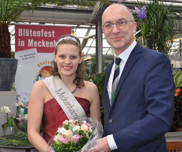 Foto zeigt die Krönung der neunten Meckenheimer Blütenkönigin Anna Mahnig mit Bürgermeister Bert Spilles