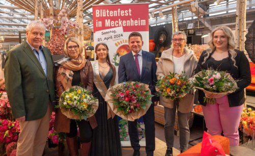 Foto zeigt die Blütenkönigin Antonia Augenstein mit Bürgermeister Holger Jung, den Sponsorinnen und Sponsoren und der Amtsvorgängerin Celina Kotz.
