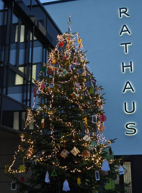 2017.11.30 Weihnachtsbaumschmücken Mit Bürgermeister Und Kita-kindern Vor Dem Rathaus Weihnachtsbaum