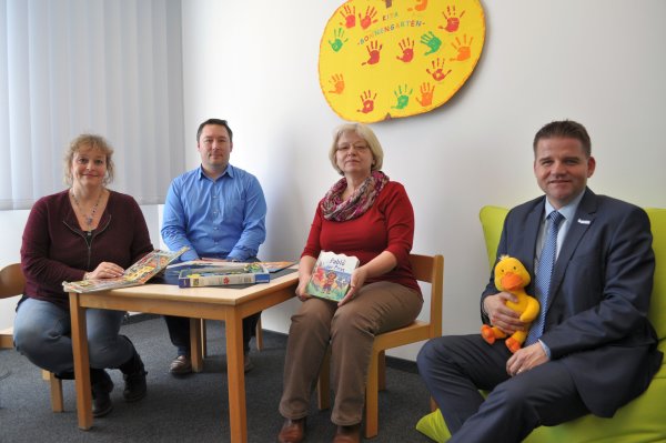 Foto zeigt Anja Arndt, Boris Biederbeck, Bettina Hihn und Holger Jung im Eltern-Kind-Büro.