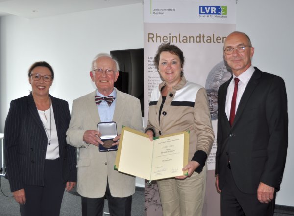 Foto zeigt Silke Josten-Schneider, Meinolf Schleyer, Anne Henk-Hollstein und Bürgermeister Bert Spilles.