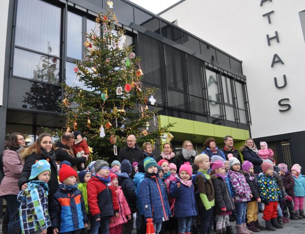 2017.11.30 Weihnachtsbaumschmücken Mit Bürgermeister Und Kita-kindern Vor Dem Rathaus Kinder