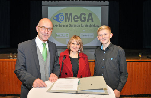 Bürgermeister Bert Spilles und ein Schüler bei der MeGA-Vertragsunterzeichnung. Bildquelle: Stadt Meckenheim
