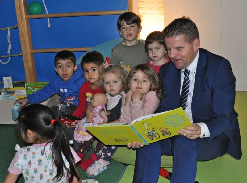 Foto zeigt den vorlesenden Holger Jung mit den Kindern.