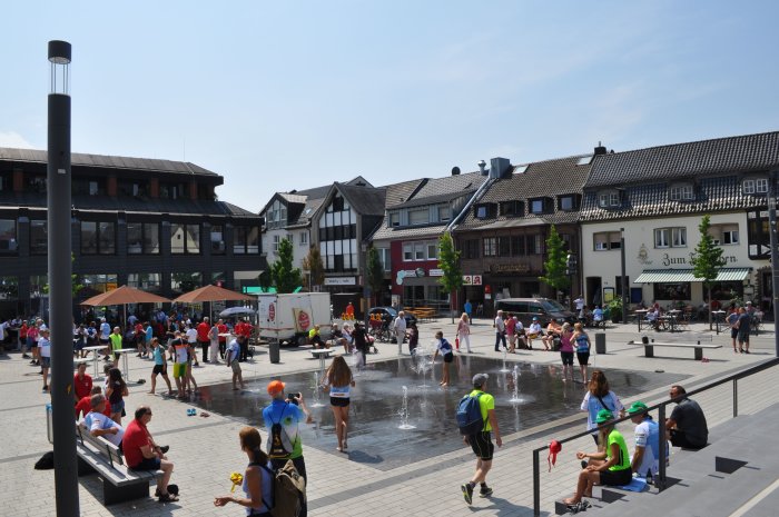 Foto zeigt Springbrunnen am Kirchplatz während der NRW Radtour 2018.