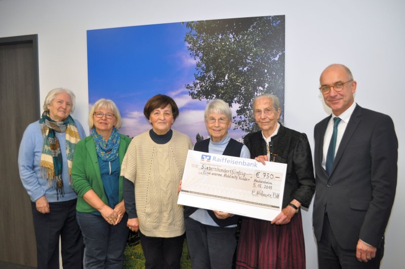 Das Foto zeigt die Spender des Forums Senioren an die Initiatorin des Projektes Warme Mahlzeit und den Bürgermeister