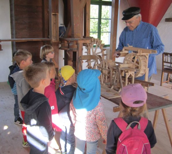 Foto zeigt die Vorschulkinder und Stephan Möller in der Oberen Mühle.