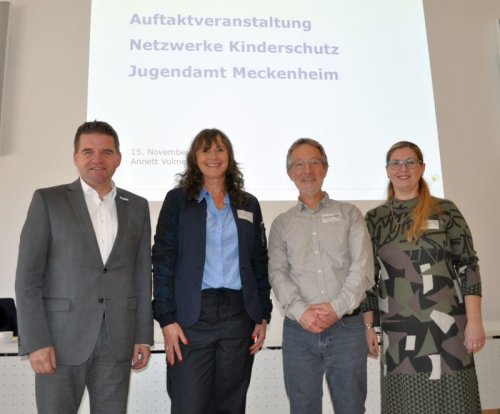 Foto zeigt Bürgermeister Holger Jung, Annett Vollmer, Jürgen Elsen-Bollig und Anna Sitner im Ratssaal des Rathauses.
