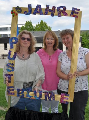 Foto zeigt Elisabeth Barthel, Kita-Leiterin Renate Schliebach und Sabine Sduntzig auf dem Kita-Außengelände.