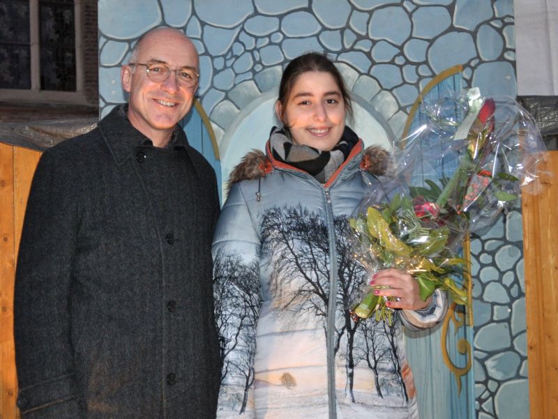 Foto zeigt Bürgermeister Bert Spilles mit Katharina Arndt auf dem Zintemaat.