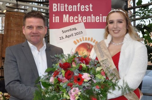 Foto zeigt den Bürgermeister und die Blütenkönigin im Sängerhof.