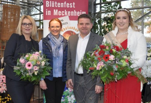 Foto zeigt den Bürgermeister und die Blütenkönigin mit den Sponsoren Nadine Schlösser und Katharina Ley im Sängerhof.