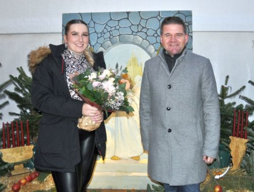 Foto zeigt Bürgermeister Holger Jung und die Blütenkönigin Celina Kotz.