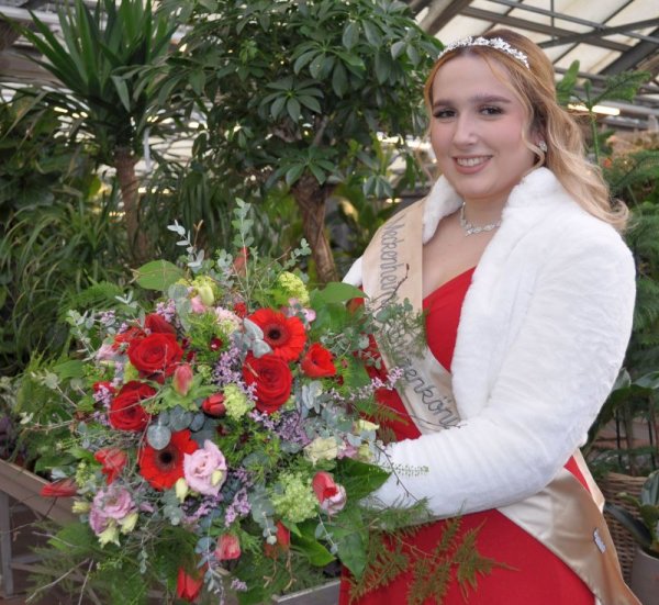 Foto zeigt die amtierende Blütenkönigin Celina Kotz.