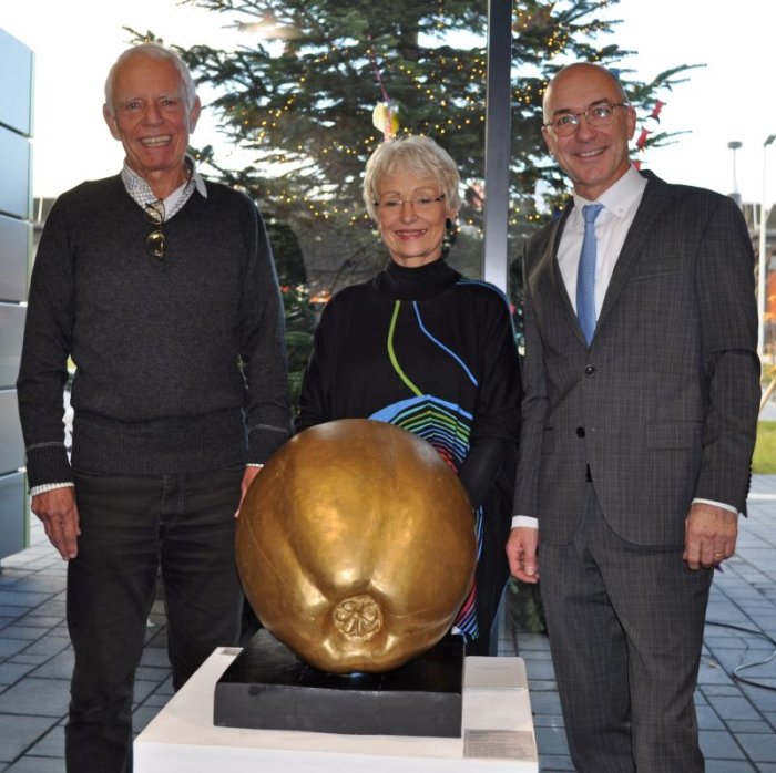 Foto zeigt Dr. Gerd Dreweke, Martha Barduhn und Bürgermeister Bert Spilles mit dem goldenen Apfel.