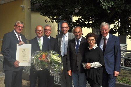 Landrat Persoenlich Zum 40jaehrigen Dienstjubilaeum Gratuliert