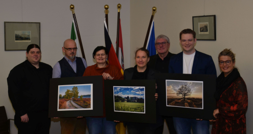 Das Foto zeigt die Gewinnerin Alexandra Runge (4. v. l.) und den Gewinner Bastian Klein (2. v. r.) bei der Preisübergabe zusammen mit Landrat Sebastian Schuster und Mitgliedern der Jury. Urheber: Rhein-Sieg-Kreis 
