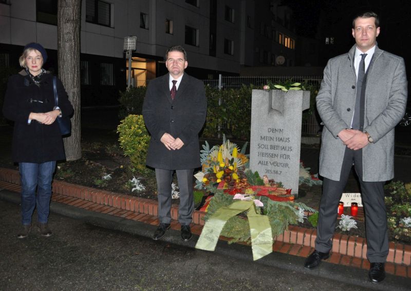 Foto zeigt Ariane Stech, Bürgermeister Holger Jung und Tobias Pötzsch am Gedenkstein.