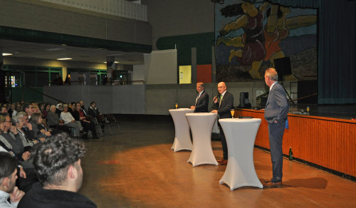 Das Foto zeigt Bürgermeister Bert Spilles mit Thomas Radermacher und Peter Hauck bei seiner Rede vor dem Publikum. Bildquelle: Stadt Meckenheim