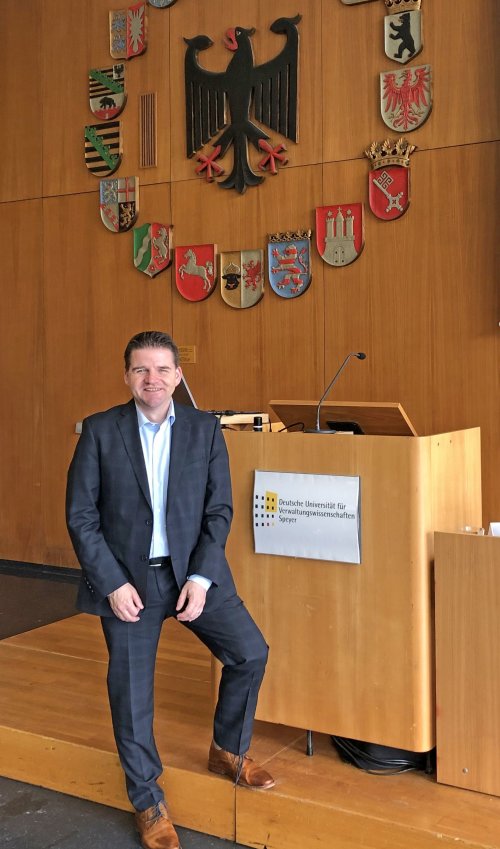 Foto zeigt Holger Jung an der Deutschen Universität für Verwaltungswissenschaften Speyer.