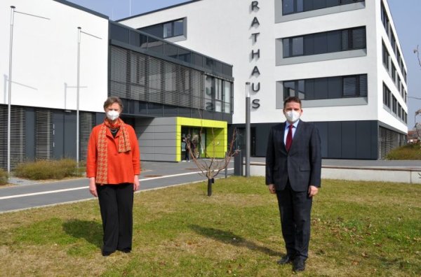 Foto zeigt Dr. Angelika Wurm und Bürgermeister Holger Jung vor dem Rathaus.
