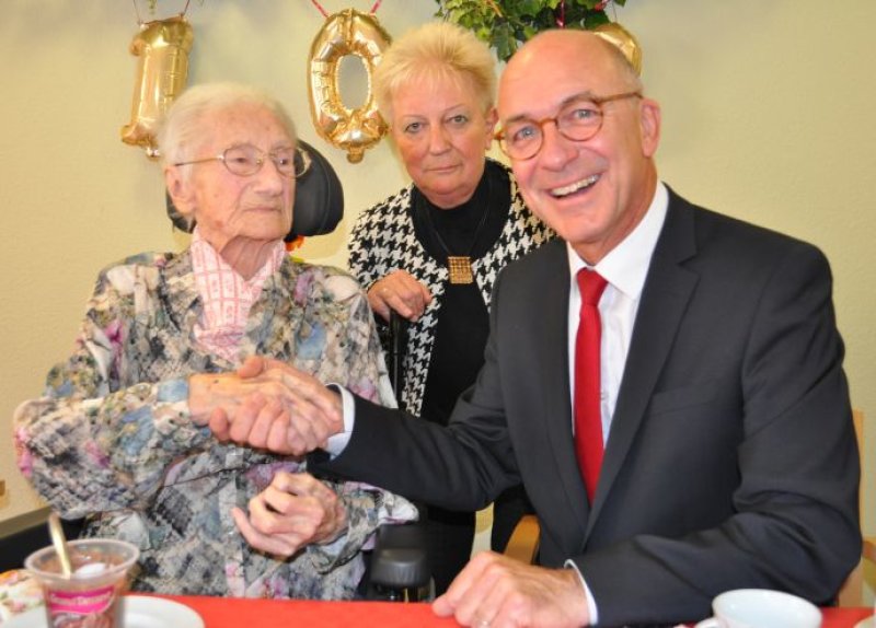 Foto zeigt den gratulierenden Bürgermeister Bert Spilles, Hedwig Barowsky und Evelyn Geupel.
