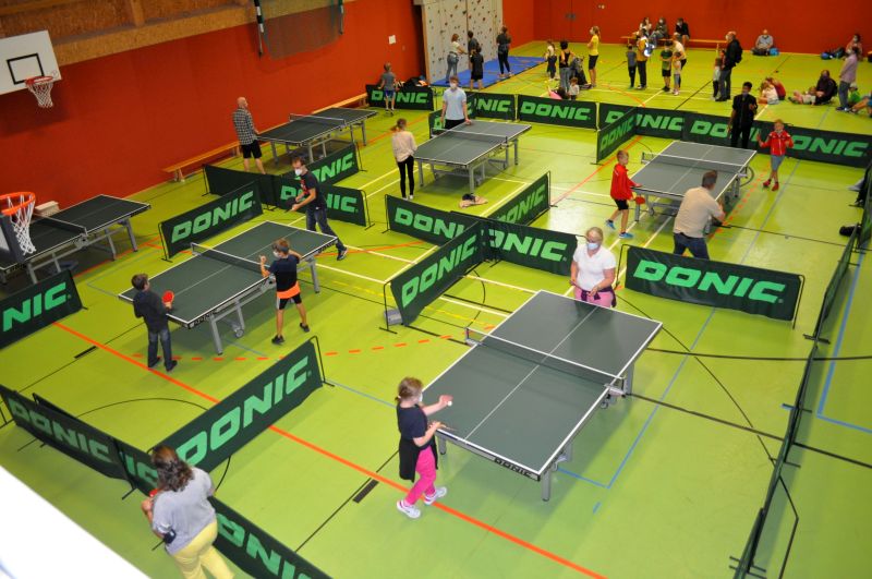 Foto zeigt das Tischtennisangebot in der Sporthalle.
