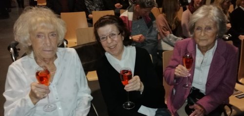 Drei Seniorinnen des Johanniterstiftes prosten sich auf dem Neujahrskonzert zu.