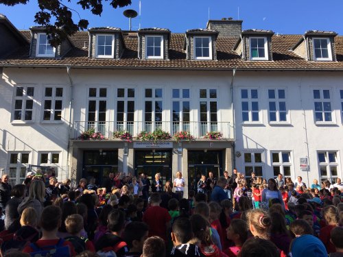 Alle Kinder und Lehrkräfte der KGS Meckenheim sangen gemeinsam das Lied "Nimm mich wie ich bin" für die Besucherinnen und Besucher.