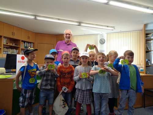 Gruppenbild: Der Leiter der Bibliothek, Herbert Kalkes, freut sich über die Begeisterung der Kinder.