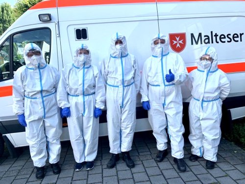 Malteser Mobiles Abstrichteam In Infektionsschutzkleidung Vor Dem Einsatz