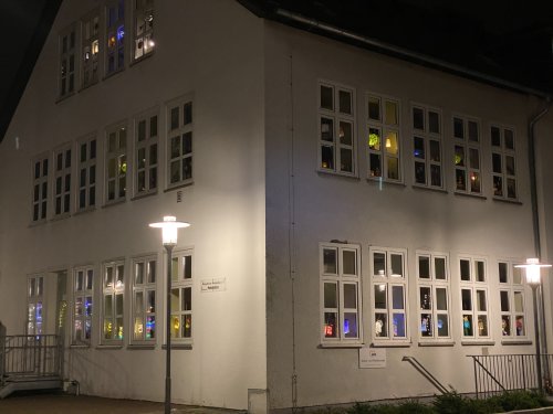 Die KGS Meckenheim leuchtet am Martinsabend.