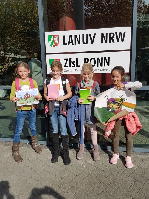 4 KGS Schülerinnen vor dem ZfsL in Bonn. Foto: KGS