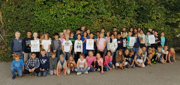 Die Schüler der KGS präsentieren stolz ihre Urkunden der Waldjugendspiele 2018. Foto: KGS
