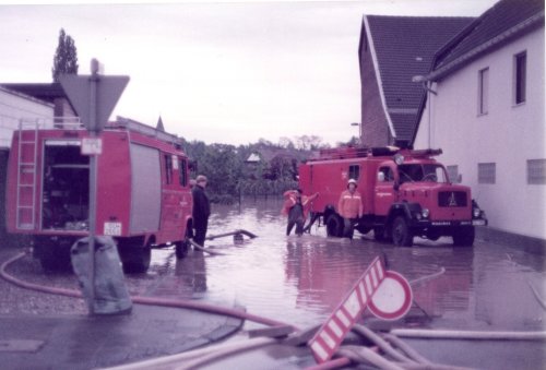 Das Foto zeigt das Hochwasser vom 30.5.1984 in der Mühlenstraße. Bildquelle: Stadtarchiv