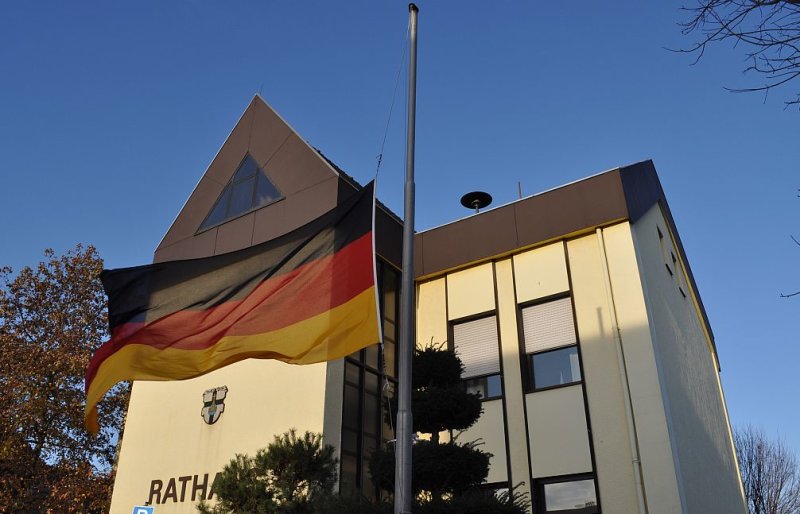 Trauerbeflaggung Rathaus055