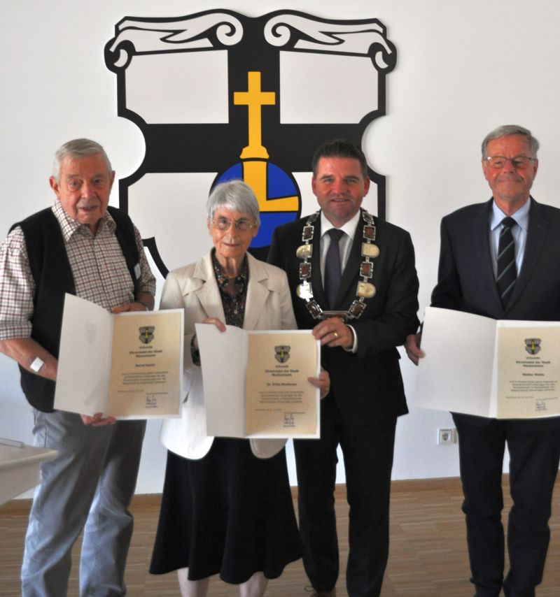 Foto zeigt die Ausgezeichneten mit Bürgermeister Holger Jung und Urkunden.
