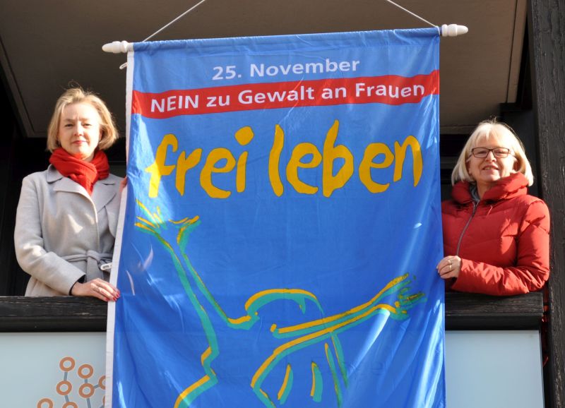Foto zeigt Ariane Stech und Bettina Hihn mit der Flagge.