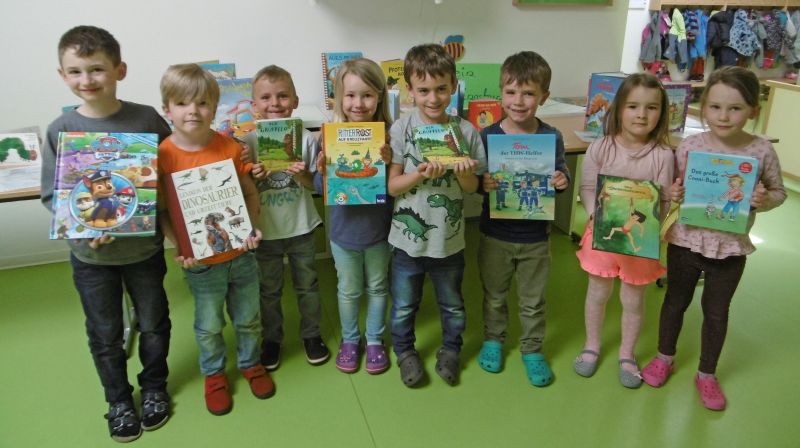 Foto zeigt die lesebegeisterten Kinder der Kita.
