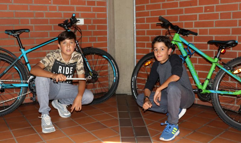 Foto zeigt zwei Teilnehmer der Fahrradwerkstatt.