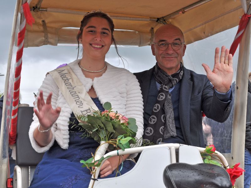 Foto zeigt Blütenkönigin mit Bürgermeister.