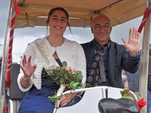 Blütenkönigin Katahrina Arndt und Bürgermeister Bert Spilles. Foto: Stadt Meckenheim