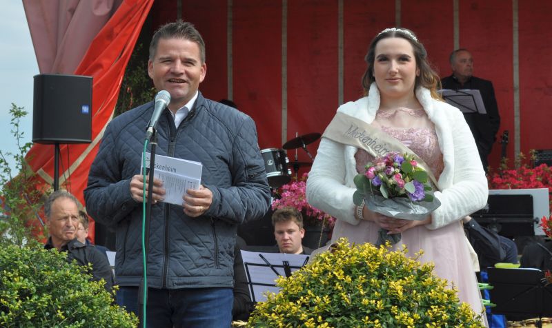 Foto zeigt Bürgermeister Holger Jung und die Blütenkönigin Celina Kotz.