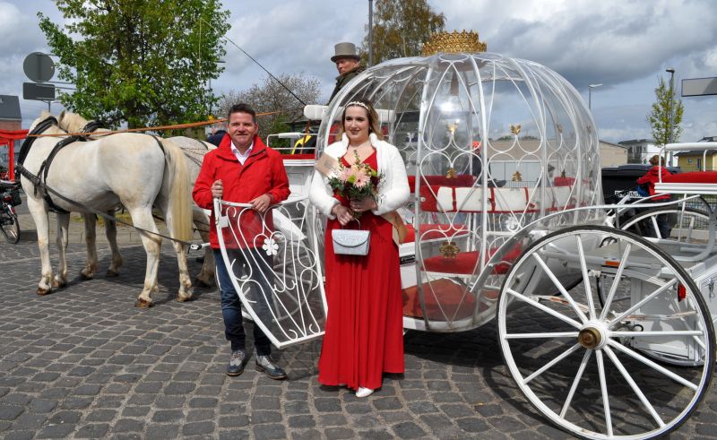 Foto zeigt den Bürgermeister mit der Blütenkönigin vor der Kutsche.