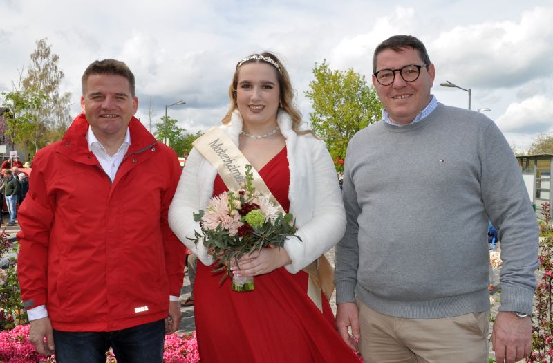 Foto zeigt Bürgermeister Jung und Blütenkönigin zusammen mit André Stahl.