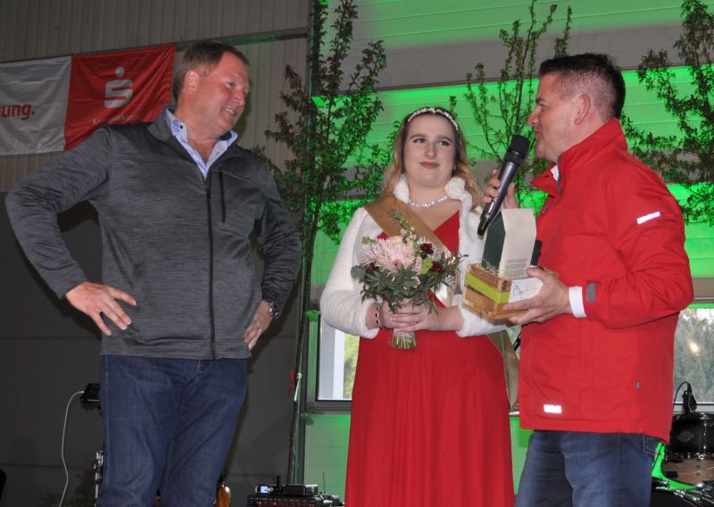 Foto zeigt Bürgermeister und Blütenkönigin mit Christoph Dirksen von der Baumschule Ley.