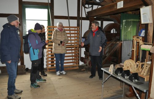 Foto zeigt eine Gruppe bei der Besichtigung der Oberen Mühle.