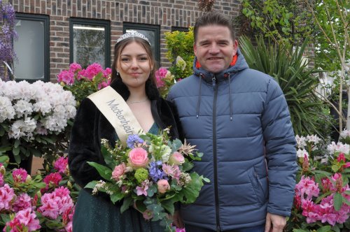Foto zeigt Blütenkönigin und Bürgermeister.