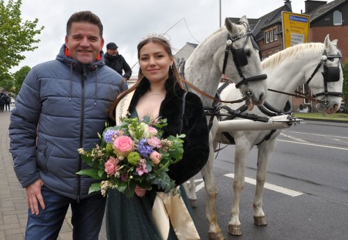 Foto zeigt Bürgermeister und Blütenkönigin vor der Kutsche mit Pferden.