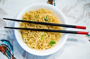 Foto zeigt chinesische Speise in einer Schale mit Stäbchen